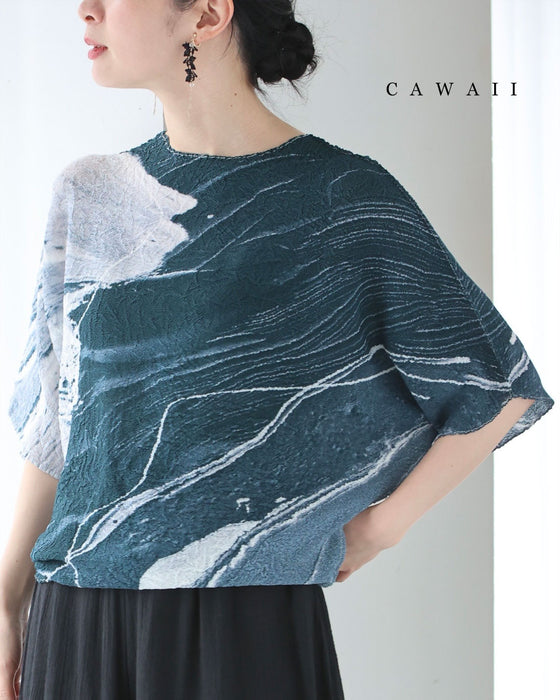流動的なアート柄の伸びやかドルマンカットソートップス
