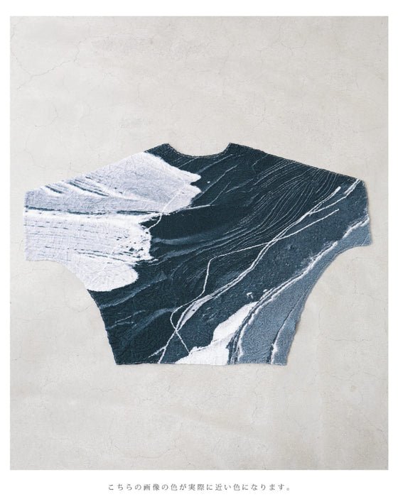 流動的なアート柄の伸びやかドルマンカットソートップス