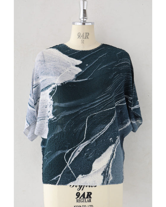 流動的なアート柄の伸びやかドルマンカットソートップス