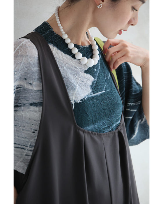 流動的なアート柄の伸びやかドルマンカットソートップス