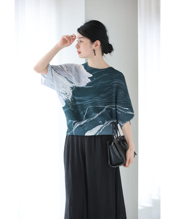 流動的なアート柄の伸びやかドルマンカットソートップス