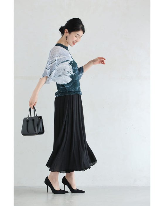 流動的なアート柄の伸びやかドルマンカットソートップス