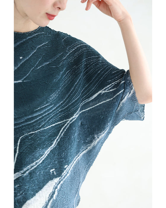 流動的なアート柄の伸びやかドルマンカットソートップス
