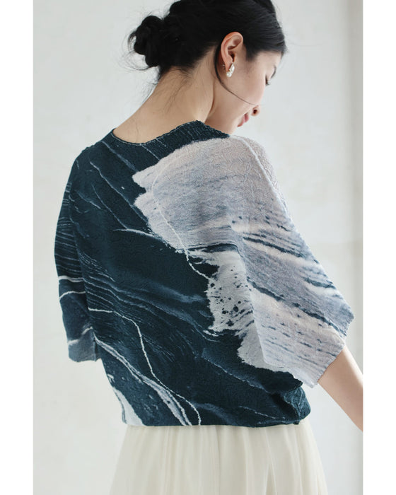 流動的なアート柄の伸びやかドルマンカットソートップス