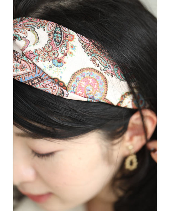 いつもの下ろし髪に。スカーフ柄ツイストヘアバンド