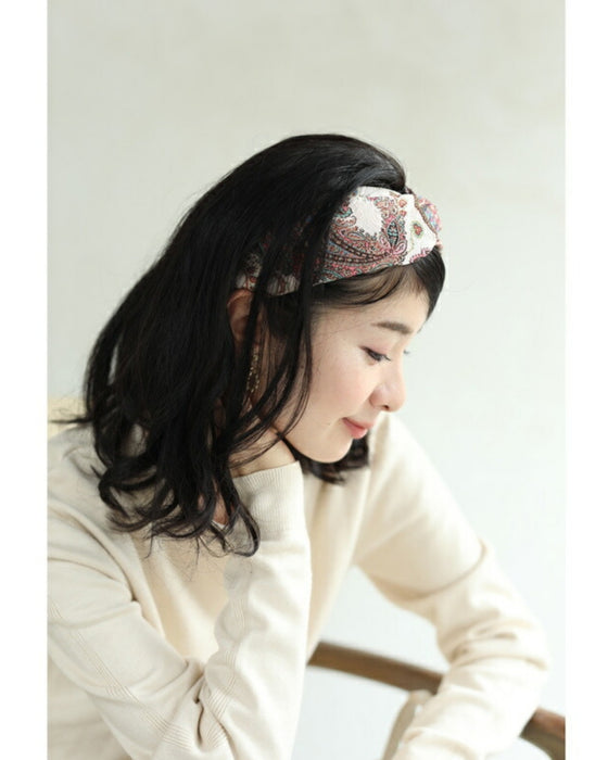 いつもの下ろし髪に。スカーフ柄ツイストヘアバンド