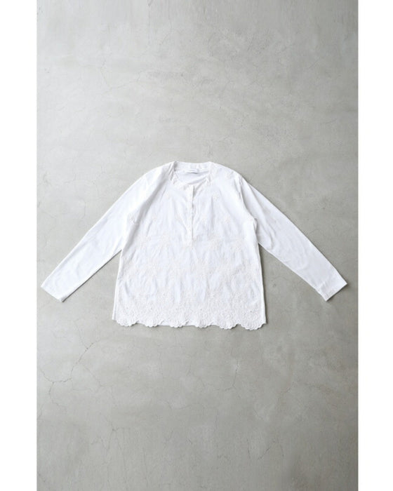 異素材合わせの白花レリーフ刺繍カットソートップス