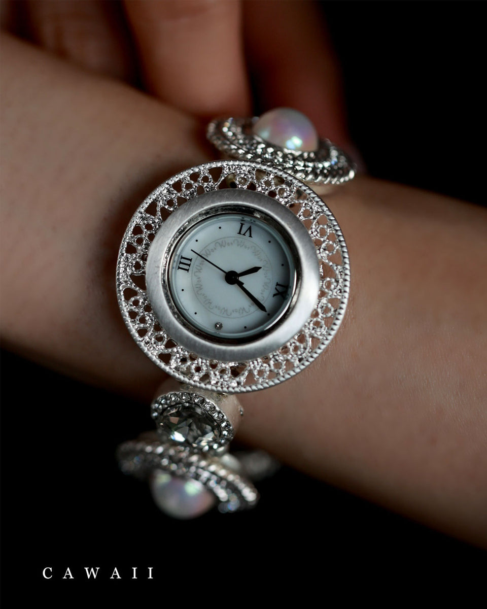 リュクスな輝きを放つビジューのブレスレットタイプ腕時計 – ONE PEACE