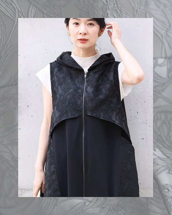 上品とカッコいいの異素材合わせ。モードなジップアップロングベスト