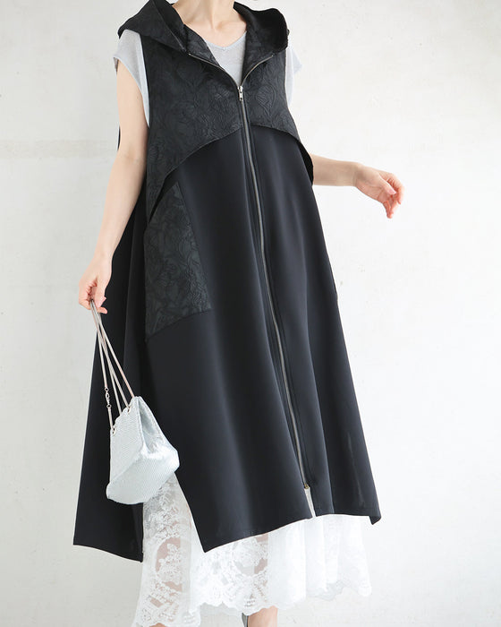上品とカッコいいの異素材合わせ。モードなジップアップロングベスト