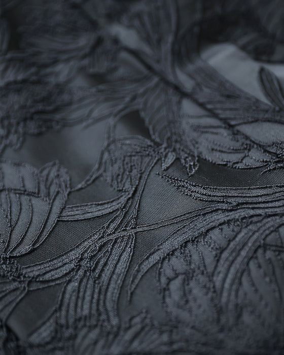 上品とカッコいいの異素材合わせ。モードなジップアップロングベスト