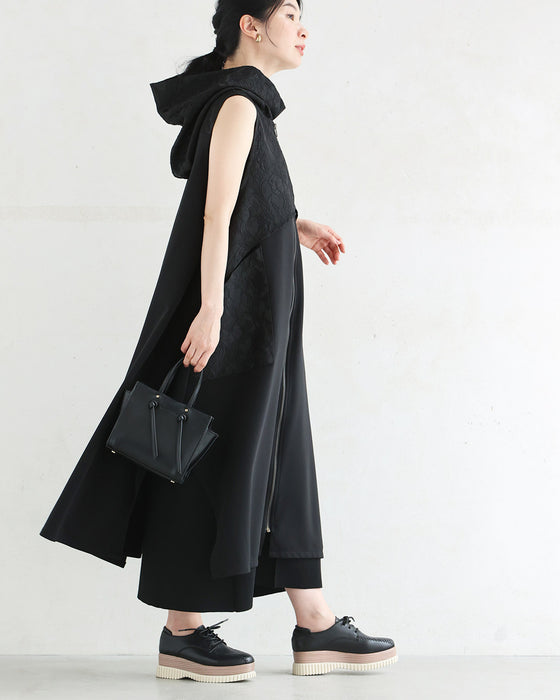 上品とカッコいいの異素材合わせ。モードなジップアップロングベスト