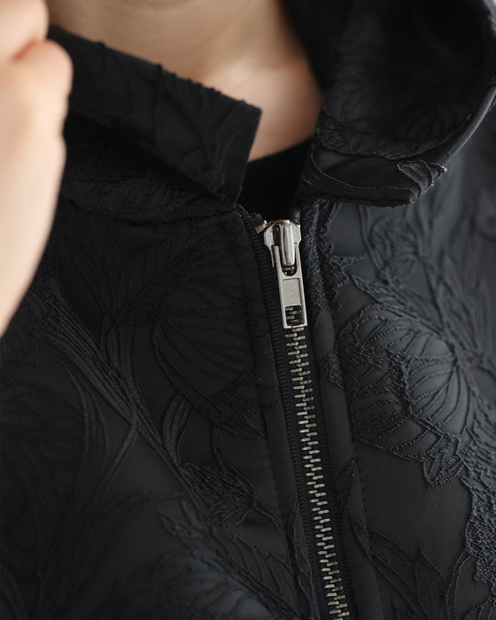 上品とカッコいいの異素材合わせ。モードなジップアップロングベスト