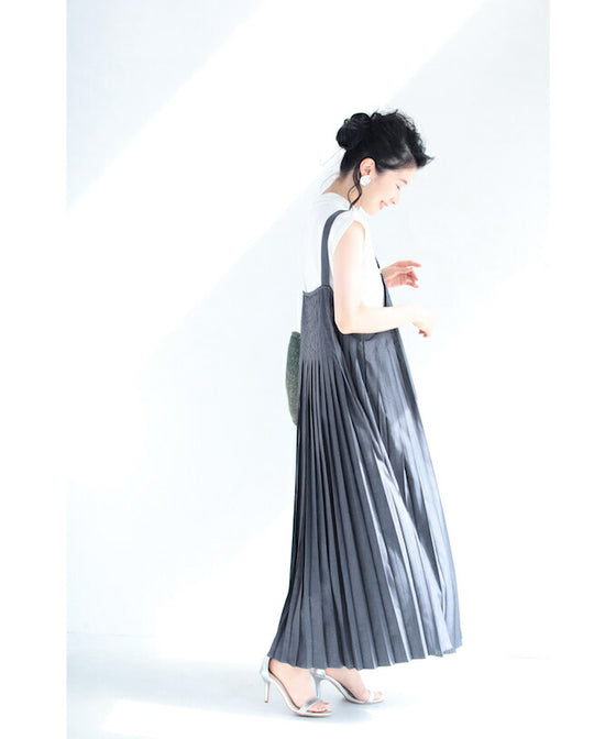 長さ調節可能。プリーツ流れるサスペンダーロングワンピース