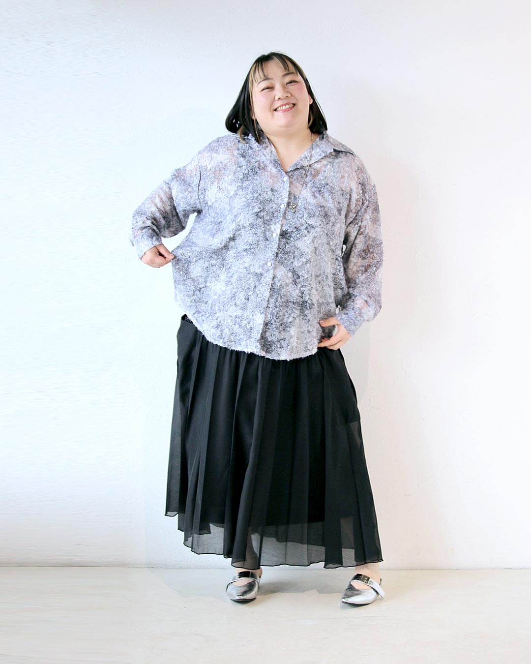大人っぽいニュアンス柄シャツで、上品に着映えるコーデ