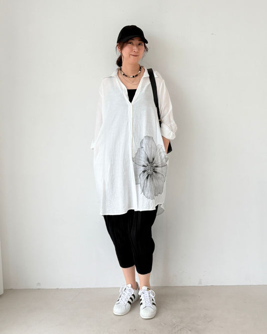 カジュアル派が選ぶ、モードな表情の黒パンツスタイル