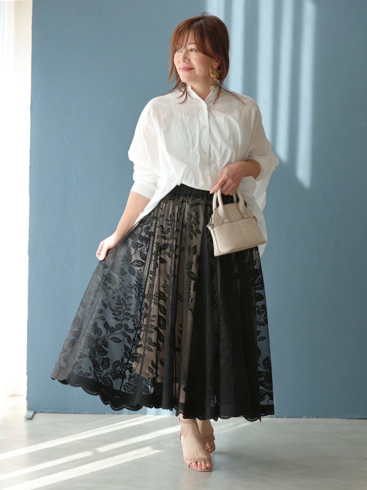 甘すぎない、大人のレーススカートコーデ