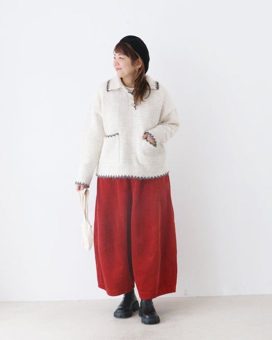 ステッチが可愛いニットに、赤のスパイスを効かせて