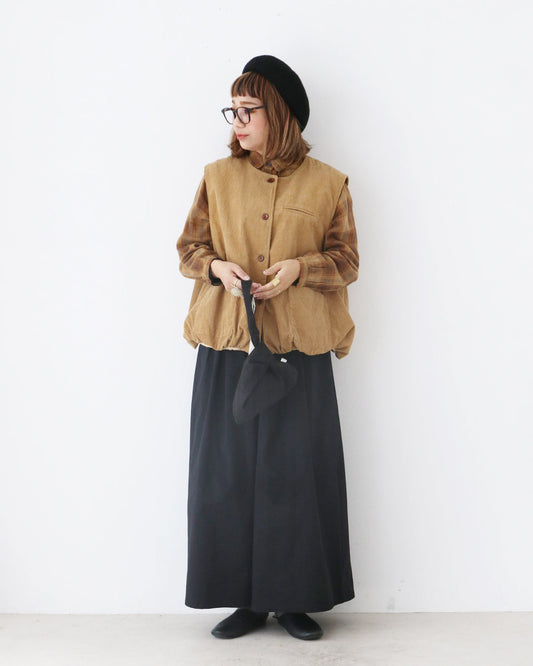 シンプルながらも表情のあるコーデ