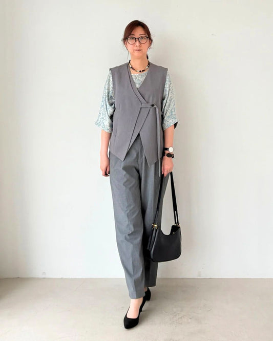 クール派の春トップス。淡いブルーで作る大人の華やかスタイル！