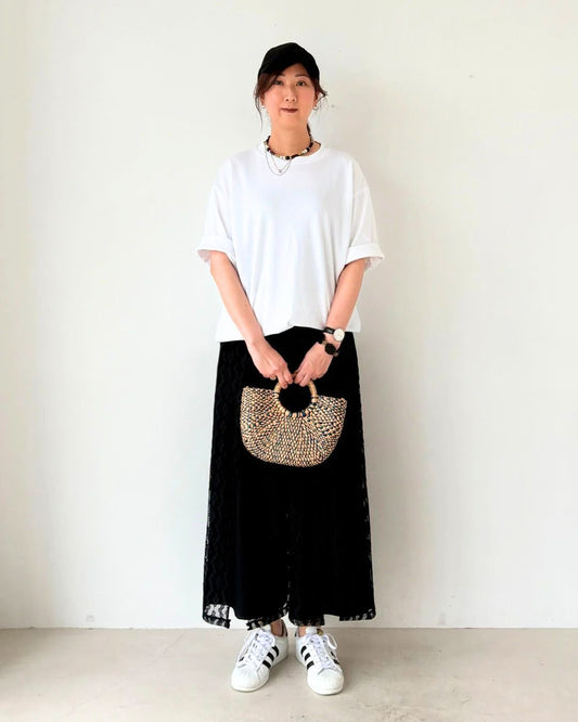 ただの黒じゃない。シアーなレースで軽やかに