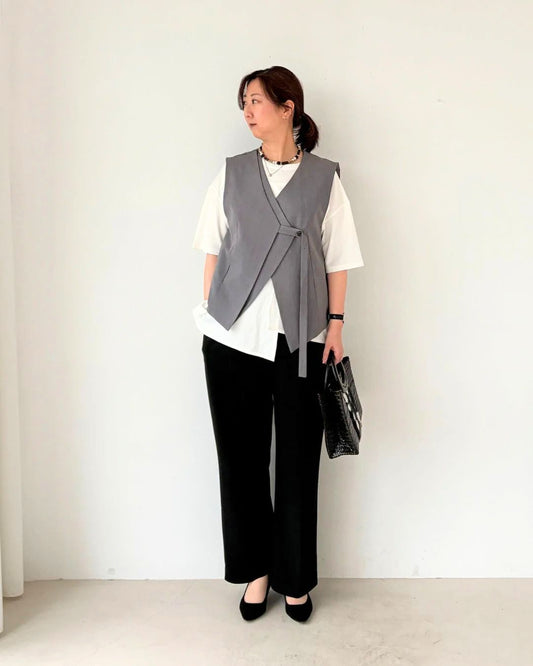 一気にこなれる！グレーの変形ジレで作る大人のレイヤード術