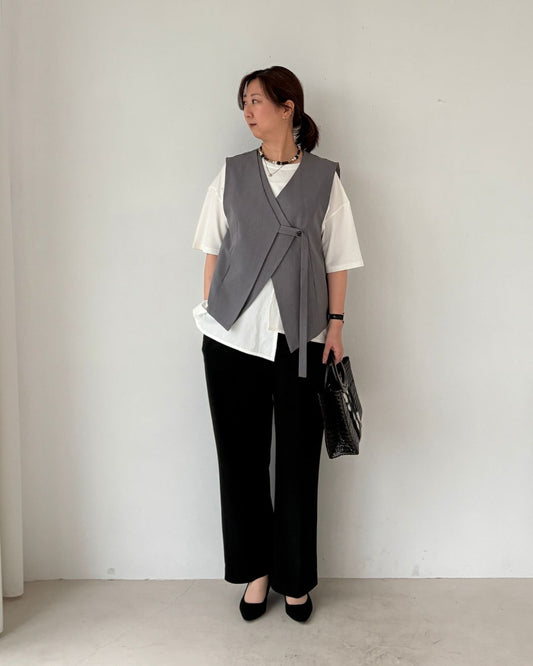 一気にこなれる！グレーの変形ジレで作る大人のレイヤード術