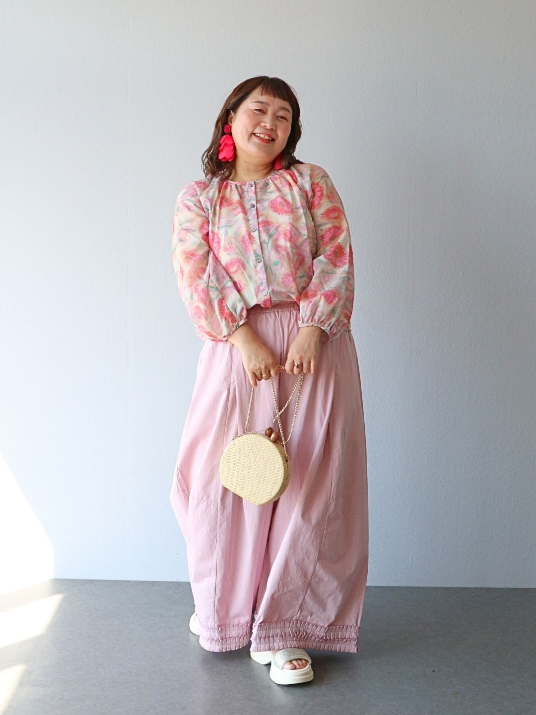 華やかなピンクグラデーションで作る、大人のフェミニンスタイル