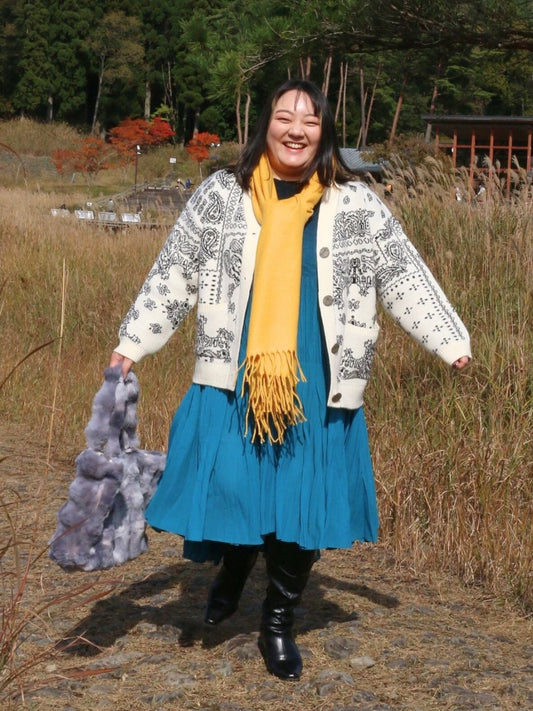 コントラストカラーで魅せる、流動的な軽やかスタイル