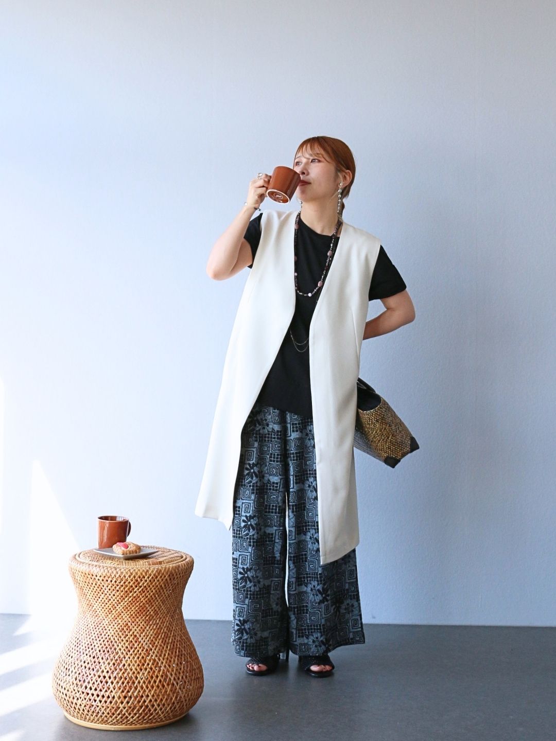 都会の洗練とエスニックの融合。大人フェミニンカフェコーデ