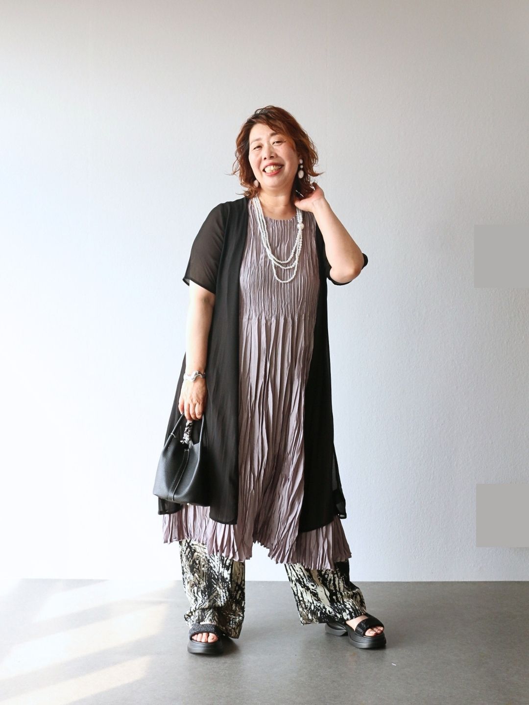 質感と柄で魅せる、シックな大人のレイヤードスタイル