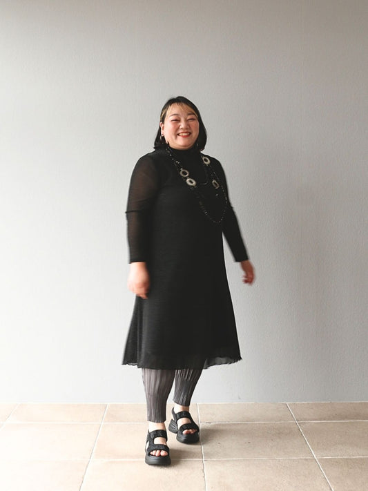 夜空の煌めきを纏う♪ 華やかシアーワンピの洗練モードスタイル