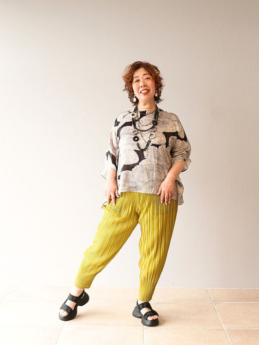 都会的な華やぎを纏う♪ ライムカラーとスカーフ柄のモダンカジュアル