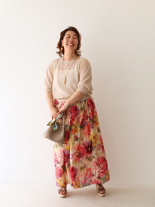鮮やか花柄スカートが主役の、華やかフェミニンスタイル