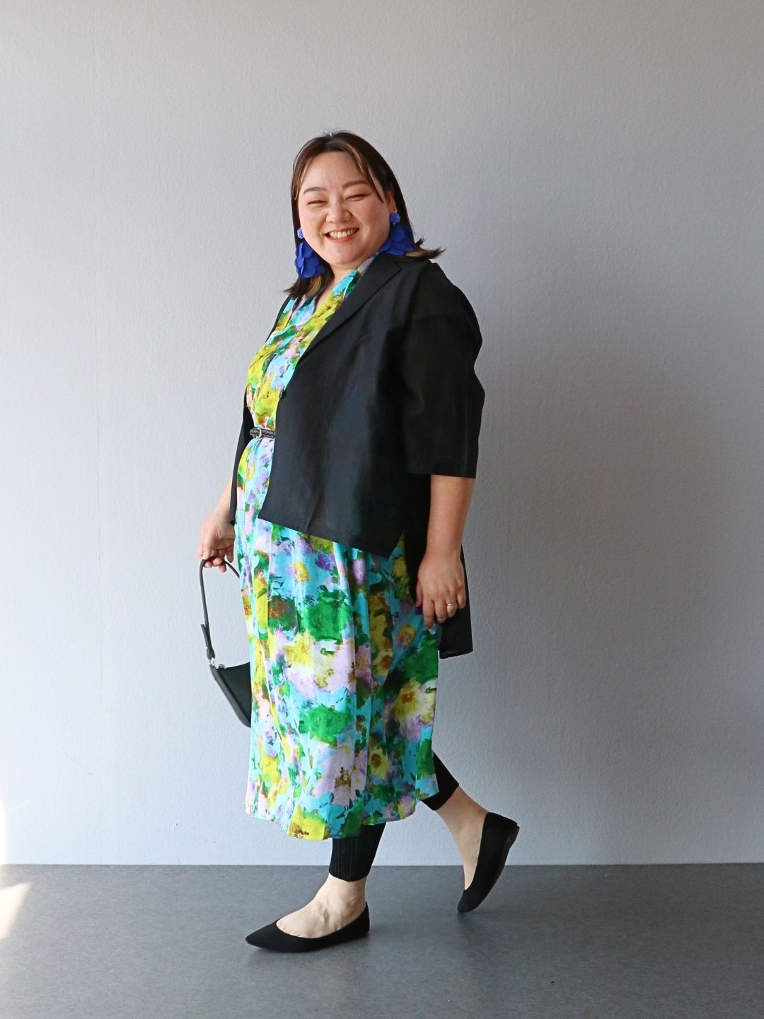 鮮やかな水彩柄をシックに引き締める、ジャケットスタイル
