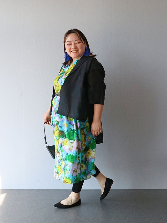 鮮やかな水彩柄をシックに引き締める、ジャケットスタイル