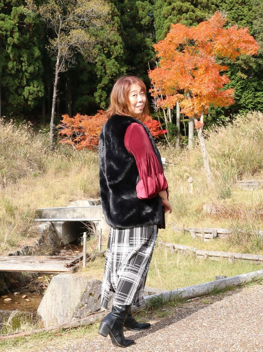 ワインレッドとファーが描く、ドラマティックなクラシックモード