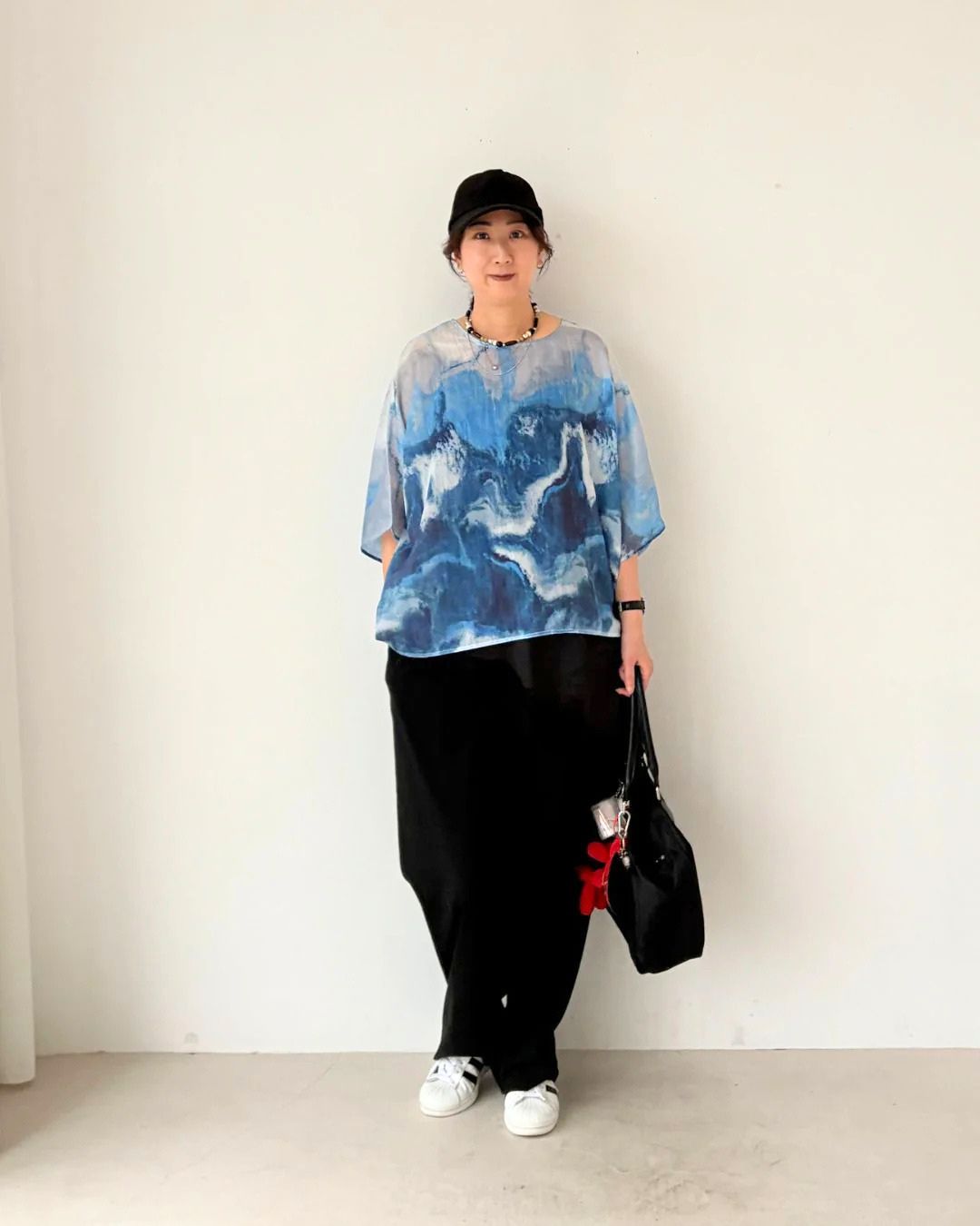 一枚で決まる。涼やかな柄トップス