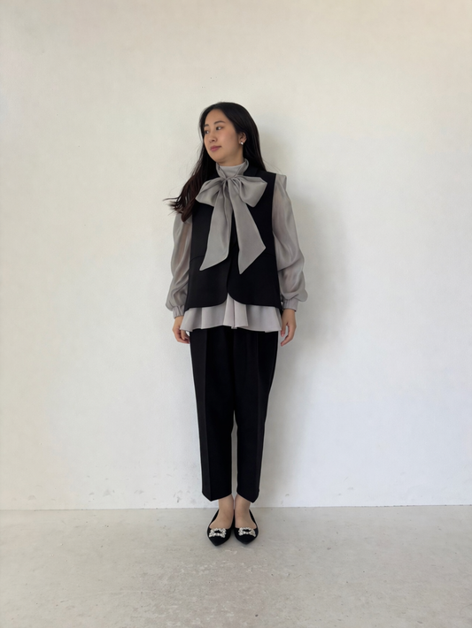 リボンブラウスが主役のきれいめモノトーンコーデ