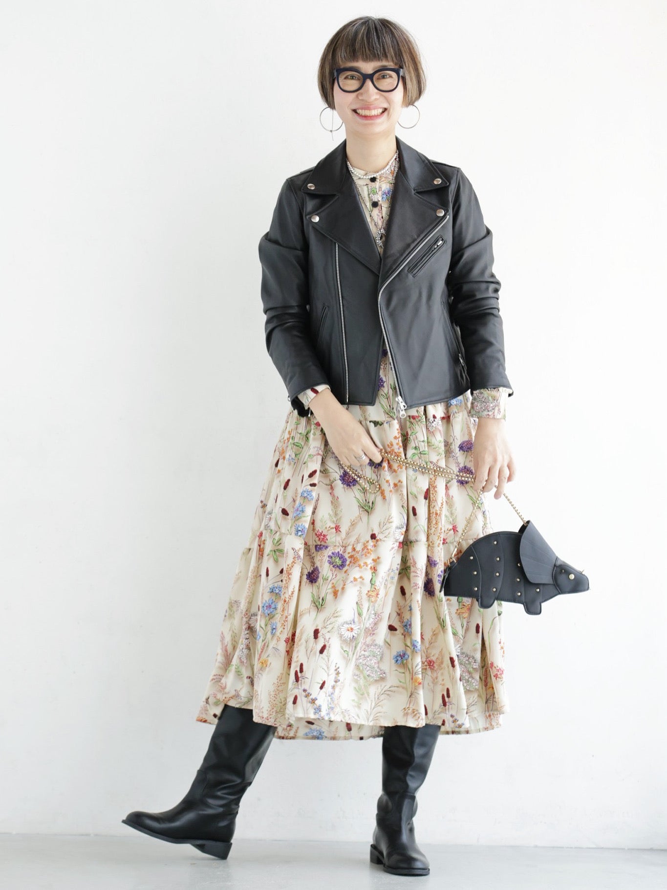 柔らかイメージの花柄ワンピースの甘辛MIXコーデ