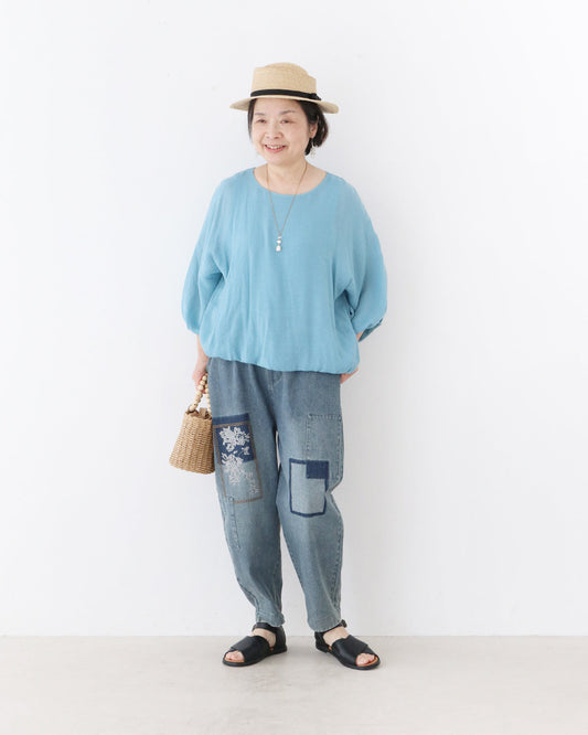 涼やかブルーで楽しむ、大人の夏カジュアル