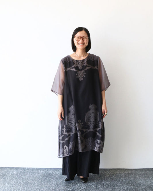 黒を軽やかに纏う。シアーペイズリーの大人レイヤード