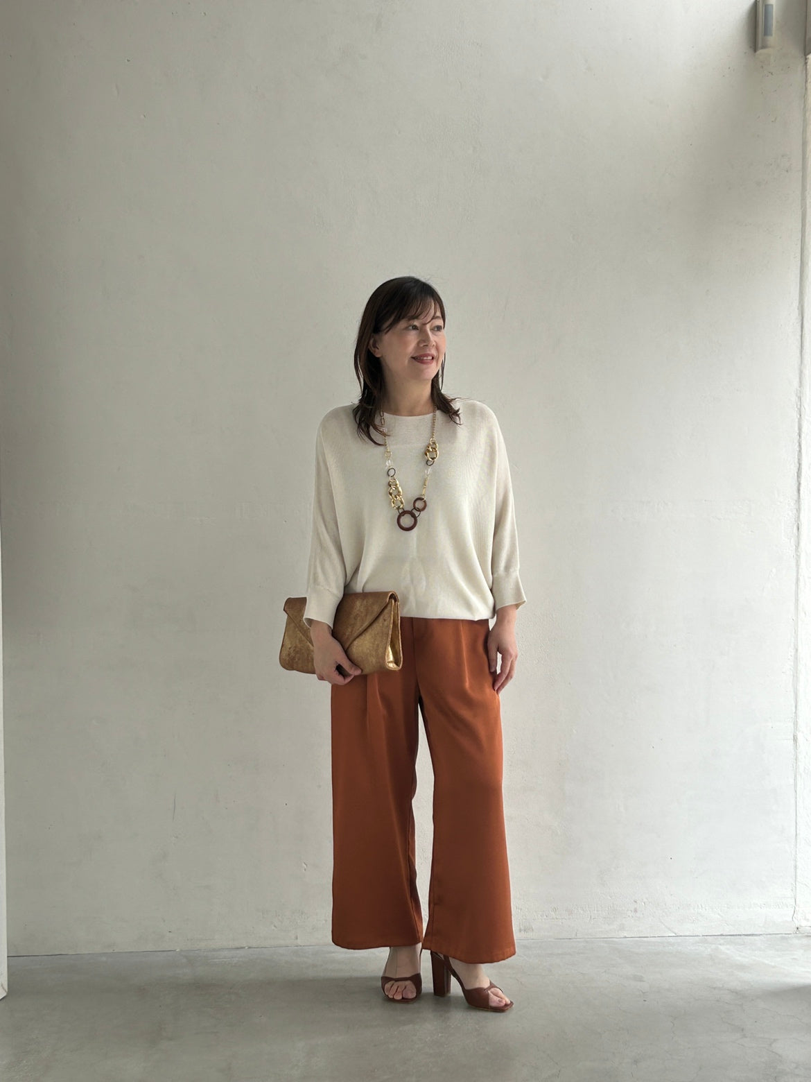 大人の抜け感リラックスパンツスタイル