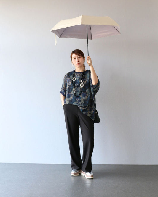 濡れる景色まで、美しく見える服