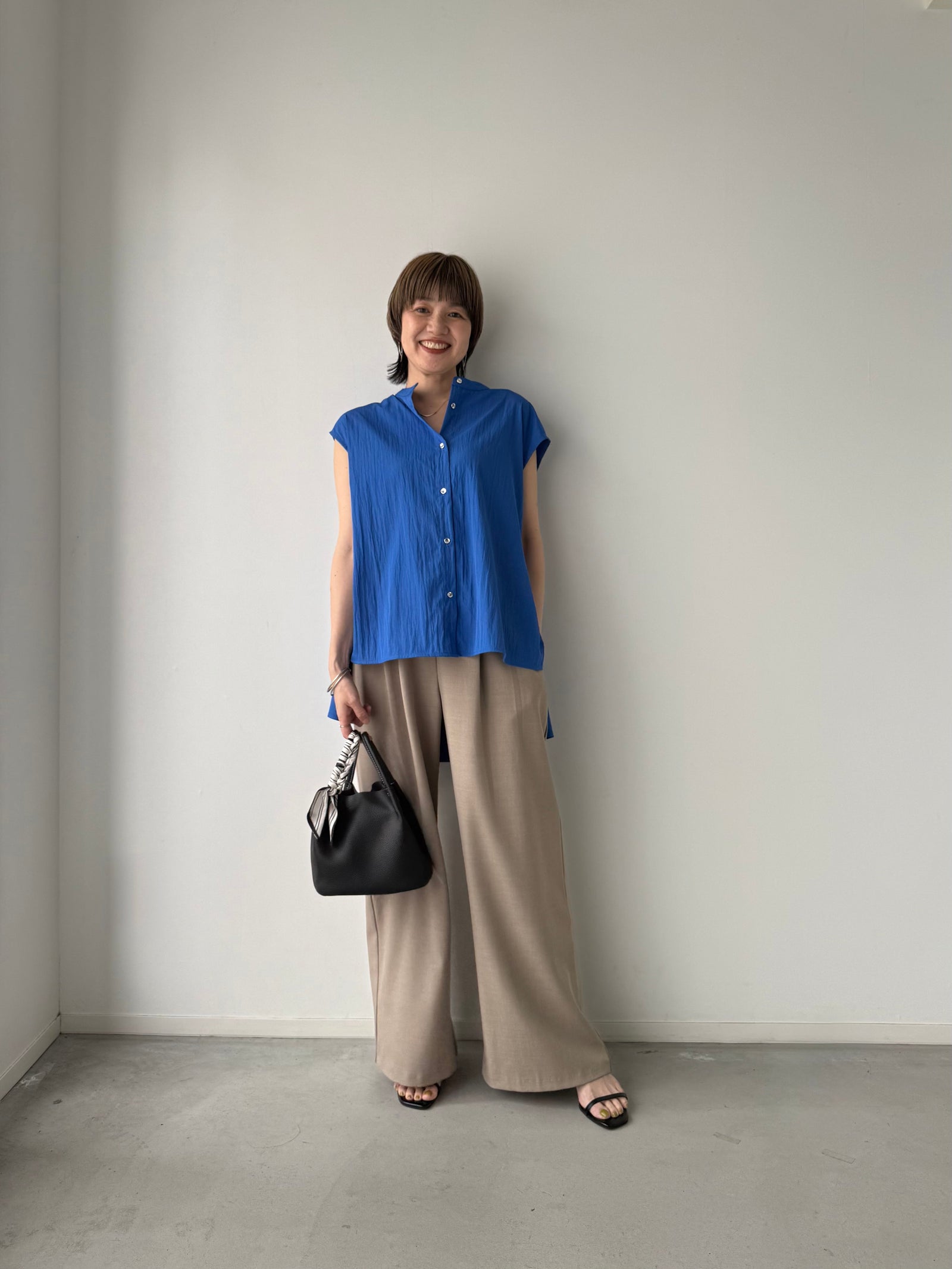 鮮やかBLUEで魅せる、大人の洗練夏スタイル