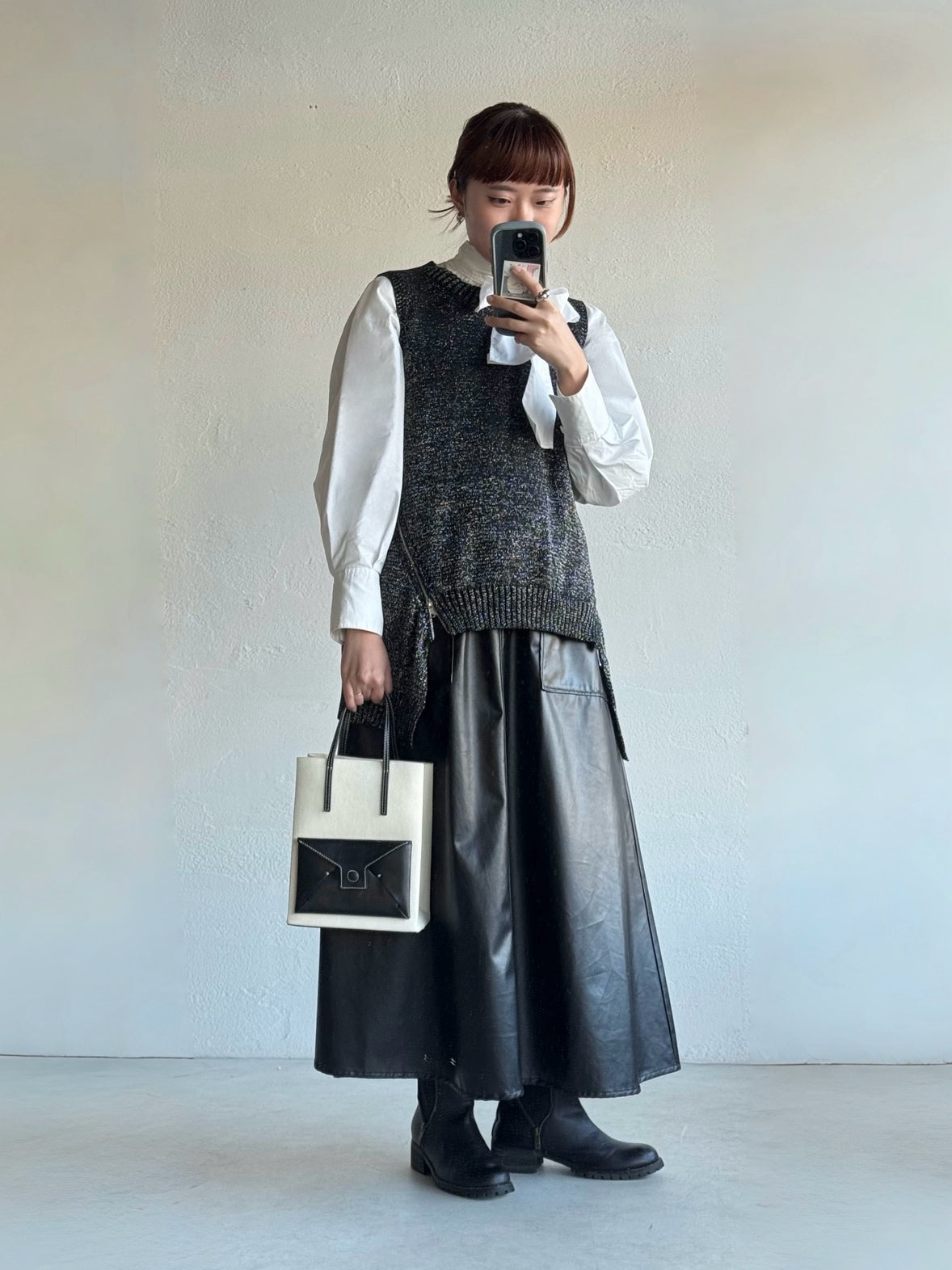 質感で遊ぶ、クールなモノトーン。