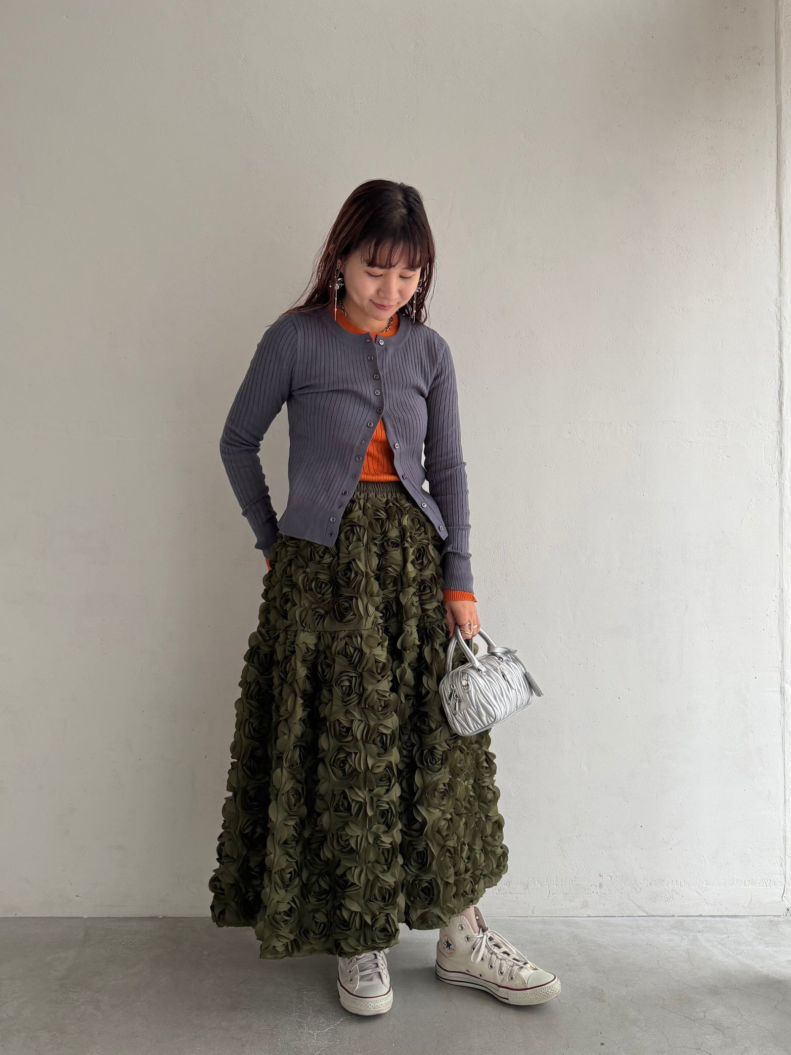 カジュアルに楽しむ薔薇スカート