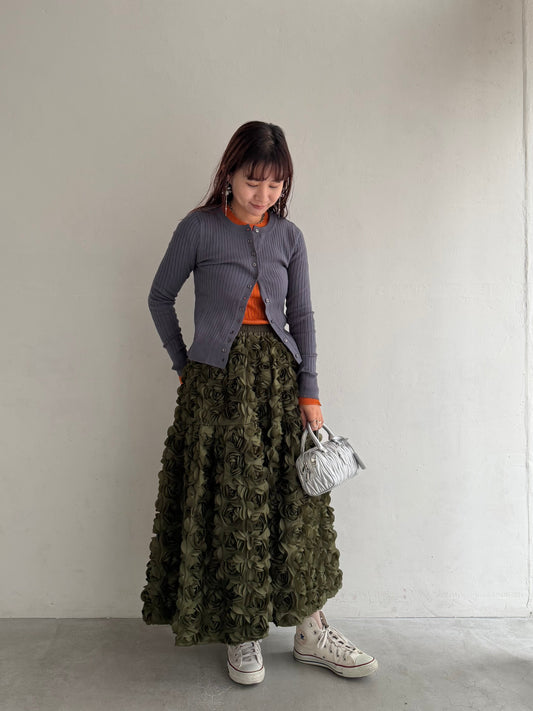 カジュアルに楽しむ薔薇スカート