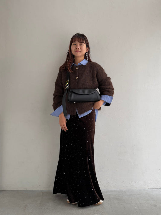 ブラウンに映えるブルーの差し色コーデ