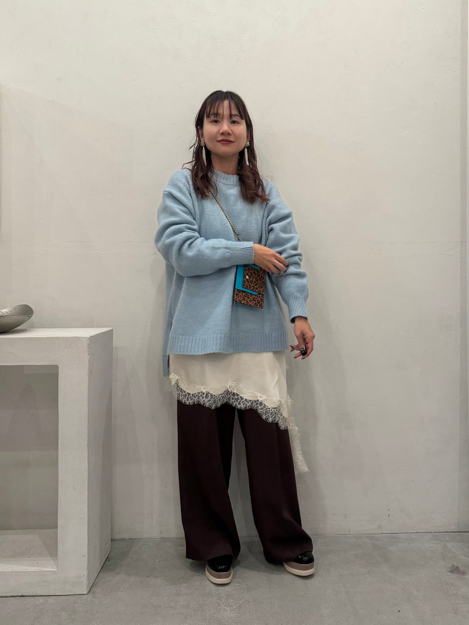 優しいブルーでつくるレイヤードコーデ